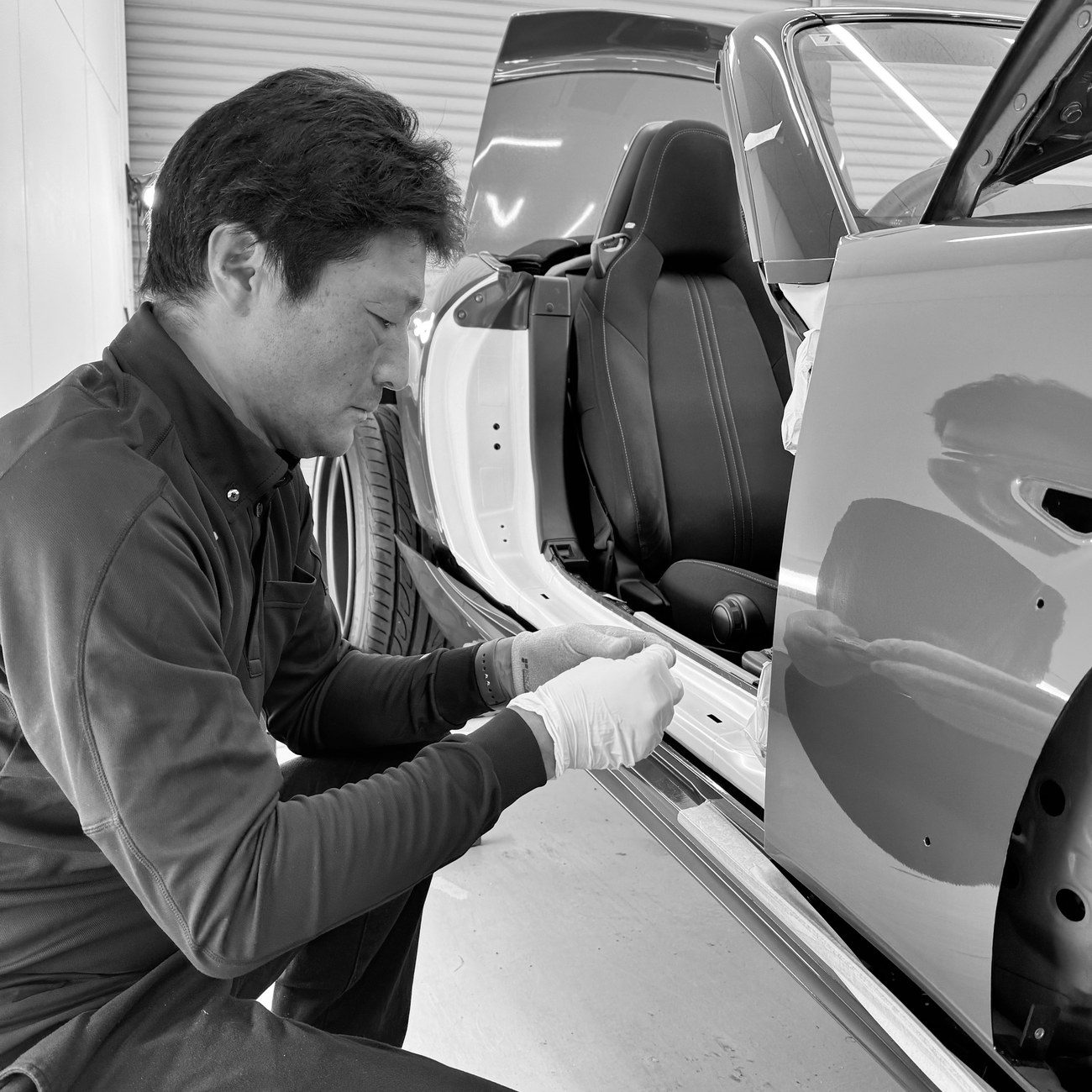 サイドシルを施工する鈴木智也 代表取締役(アニマートカーメンテナンス・福井市)